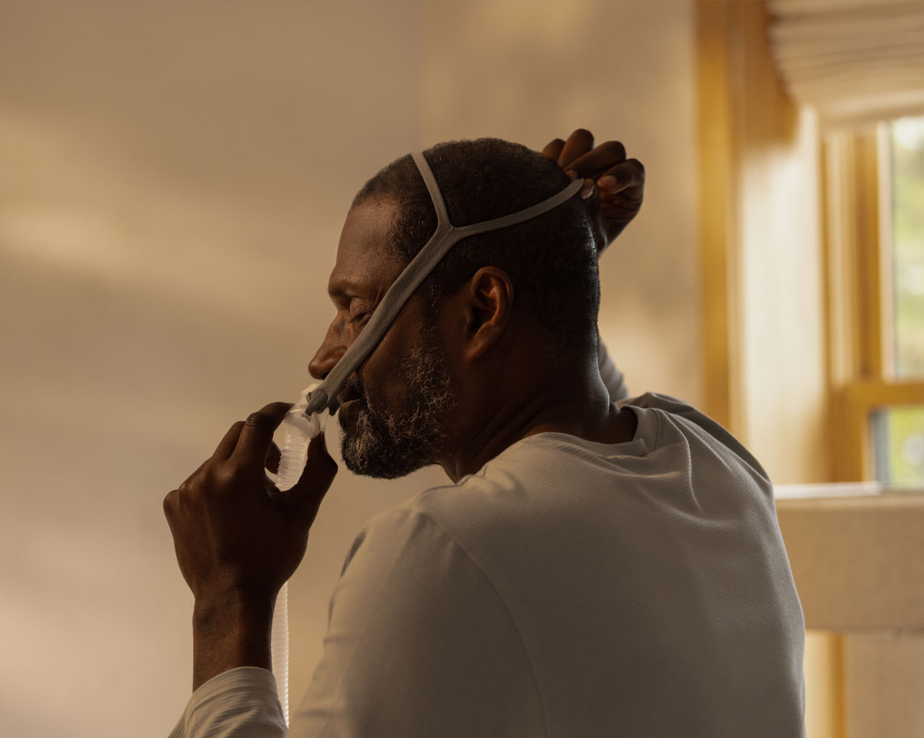 Resmed AirFit P10 man adjusting mask